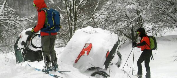 Members of Lazio's Alpine and Speleological Rescue Team are seen next to cars covered in snow in front of the Hotel Rigopiano in Farindola, central Italy, hit by an avalanche, in this January 19, 2017 handout picture provided by Lazio's Alpine and Speleological Rescue Team Members of Lazio's Alpine and Speleological Rescue Team are seen next to cars covered in snow in front of the Hotel Rigopiano in Farindola, central Italy, hit by an avalanche, in this January 19, 2017 handout picture provided by Lazio's Alpine and Speleological Rescue Team - Sputnik International
