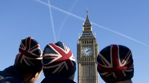 People wear Union flag-themed hats as they look at the Elizabeth Tower, better known as Big Ben, near the Houses of Parliament in London on January 17, 2017. - Sputnik International