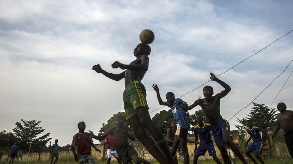 Мальчишки играют в футбол во Франсвиле во время Кубка африканских наций, Габон - Sputnik International