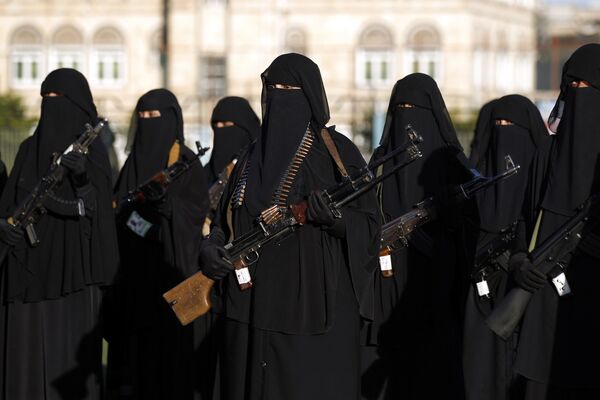 Yemeni female fighters supporting the Shiite Houthi rebels, and carrying weapons used for ceremonial purposes, take part in an anti-Saudi rally in the capital Sanaa on January 17, 2017 Yemeni female fighters supporting the Shiite Houthi rebels, and carrying weapons used for ceremonial purposes, take part in an anti-Saudi rally in the capital Sanaa on January 17, 2017 - Sputnik International
