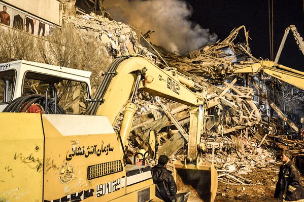 Rescue Workers Sift Through Wreckage of Tehran's Towering Inferno for Survivors - Sputnik International