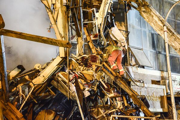 Rescue Workers Sift Through Wreckage of Tehran's Towering Inferno for Survivors - Sputnik International