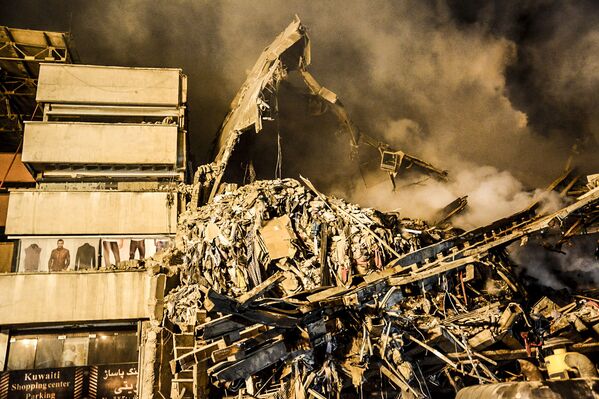 Rescue Workers Sift Through Wreckage of Tehran's Towering Inferno for Survivors - Sputnik International