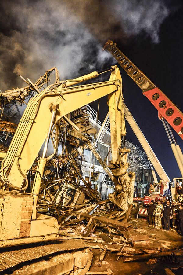 Rescue Workers Sift Through Wreckage of Tehran's Towering Inferno for Survivors - Sputnik International