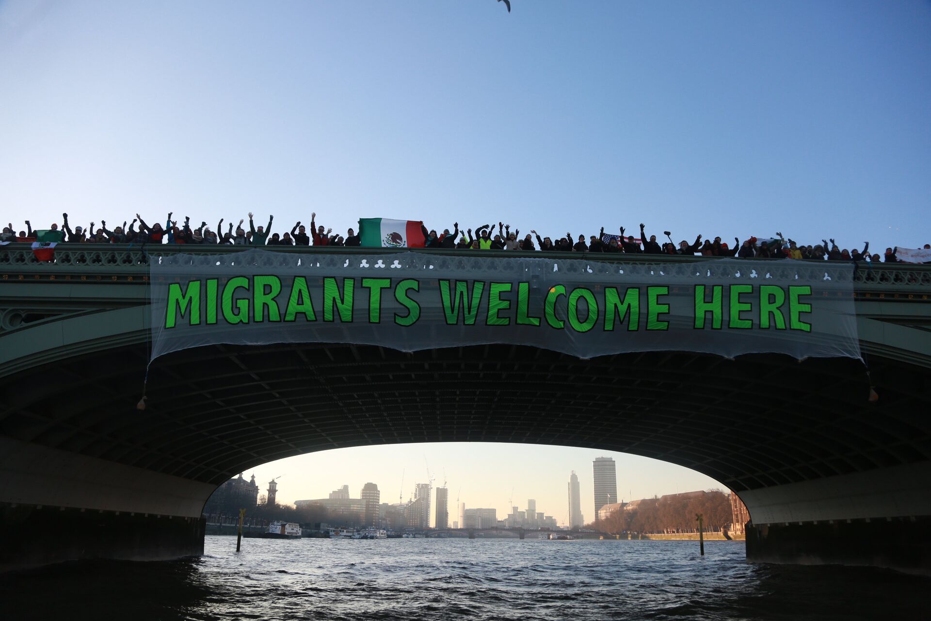 'Migrants Welcome Here' banner hanging over Westminster Bridge, London - Sputnik International, 1920, 09.09.2021