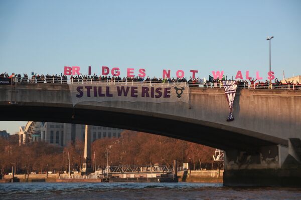 'Building Bridges, Not Walls' campaign, Waterloo Bridge, London  - Sputnik International