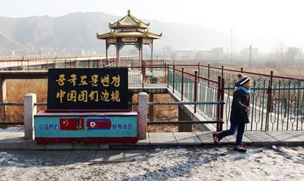 A tourist stands by a bridge connecting Chinese and North Korean border cities - Sputnik International