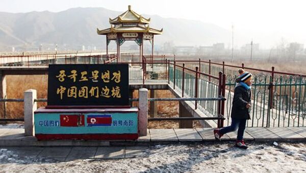 A tourist stands by a bridge connecting Chinese and North Korean border cities - Sputnik International