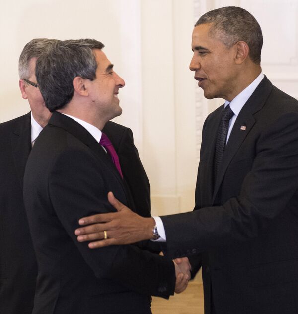 US President Barack Obama (R) and Polish President Bronislaw Komorowski (L) greet President Rosen Plevneliev of Bulgaria (C) as he arrives with Central and European leaders for meetings at the Presidential Palace in Warsaw, Poland, June 3, 2014 - Sputnik International