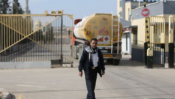 A man stands as a fuel tanker arrives at Gaza's power plant in the central Gaza Strip January 16, 2017 - Sputnik International