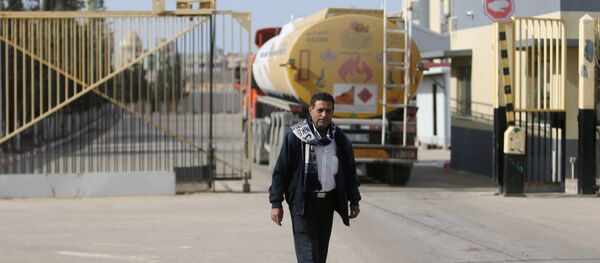 A man stands as a fuel tanker arrives at Gaza's power plant in the central Gaza Strip January 16, 2017 - Sputnik International