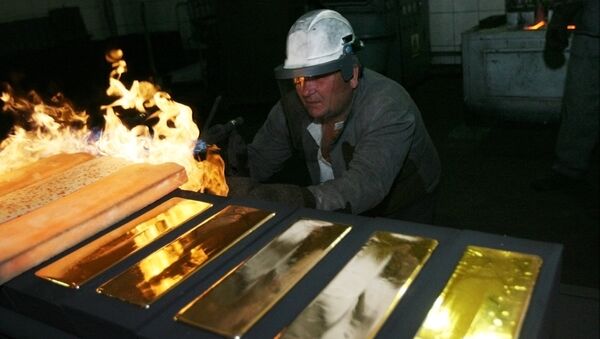 Standard 24 karat gold bars being cast in the foundry of the Novosibirsk gold refinery - Sputnik International