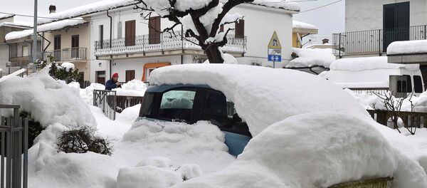 A man is seen in the town of Val Vomano, central Italy, following a series of earthquakes and a snow avalanche hitting a hotel in central Italy, January 19, 2017 - Sputnik International