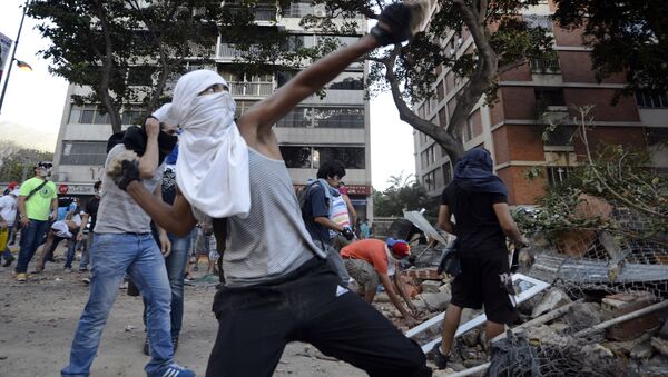 Opposition activists throw stones against National Guard members during a protest in Caracas (File) - Sputnik International