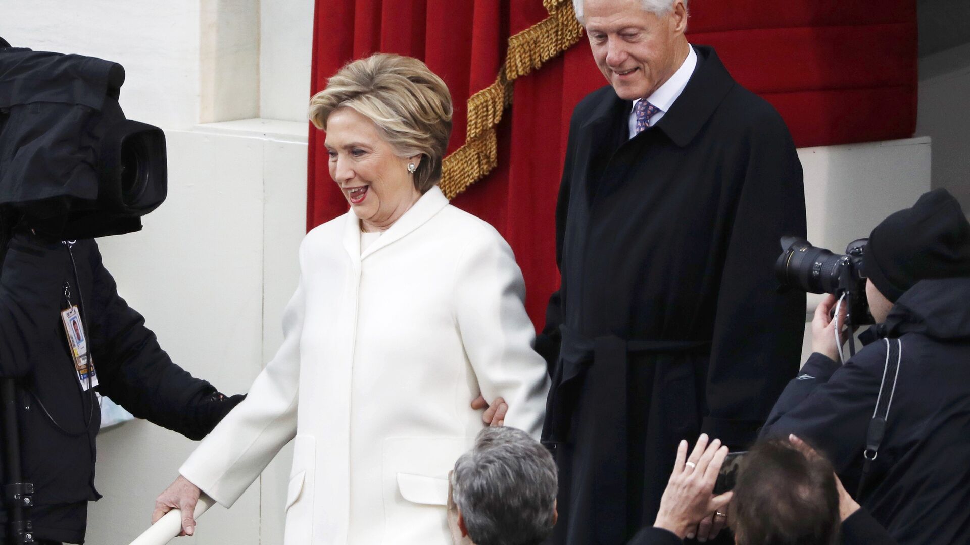 2016 Democratic presidential nominee and former Secretary of State Hillary Clinton (L) arrives with her husband former President Bill Clinton for the inauguration ceremonies swearing in Donald Trump as the 45th president of the United States on the West front of the U.S. Capitol in Washington, U.S., January 20, 2017 - Sputnik International, 1920, 11.03.2022