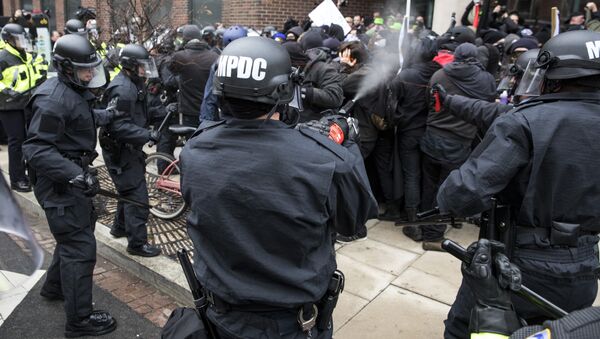 Police officers pepper spray a group of protestors before the inauguration of President-elect Donald Trump January 20, 2017 in Washington, DC. - Sputnik International