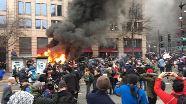 A car set aflame by anti-Trump protesters. A car set aflame by anti-Trump protesters. - Sputnik International
