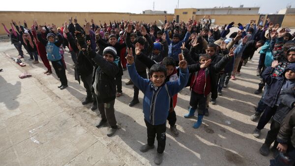 Students gesture as they stand in line in Syria January 16, 2017 - Sputnik International