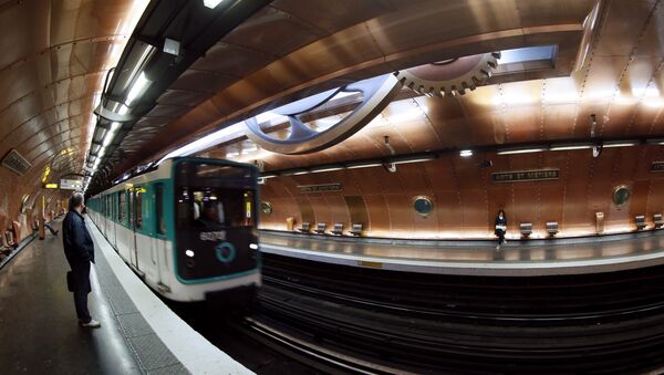 A picture taken on November 28, 2012 of a train arriving at the Arts et Métiers metro station in Paris - Sputnik International