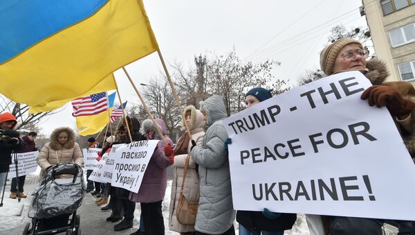 People hold Ukrainian and US flags and placards reading Trump welcome to Ukraine!, Trump - the peace for Ukraine! and the others during their rally in front of United States embassy in Kiev on January 20, 2017 - Sputnik International