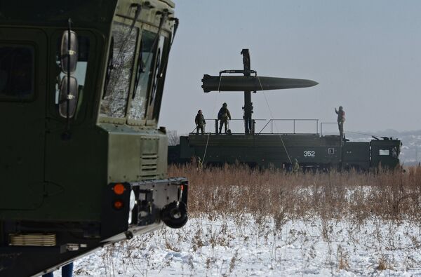 Russian soldiers watch a transporter-loader place an Iskander-M shorter-range missile onto a self-propelled launcher Russian soldiers watch a transporter-loader place an Iskander-M shorter-range missile onto a self-propelled launcher - Sputnik International