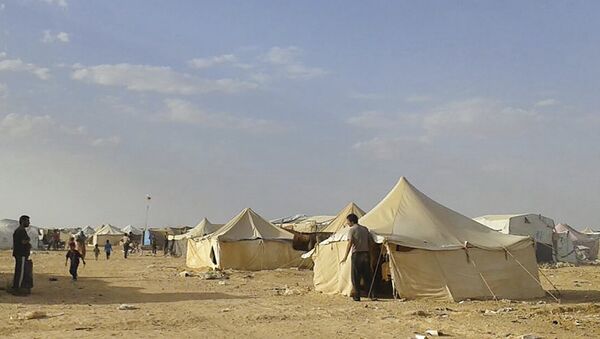 Syrians walk through the Ruqban refugee camp in Jordan's northeast border with Syria (File) - Sputnik International