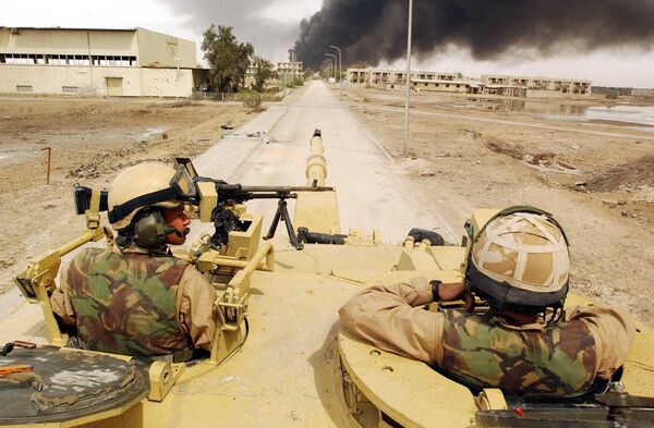 Alex Matheson, left, a member of the Desert Rats with his Challenger II tank man an operational post in Basra, southern Iraq, Friday April 4, 2003 Alex Matheson, left, a member of the Desert Rats with his Challenger II tank man an operational post in Basra, southern Iraq, Friday April 4, 2003 - Sputnik International