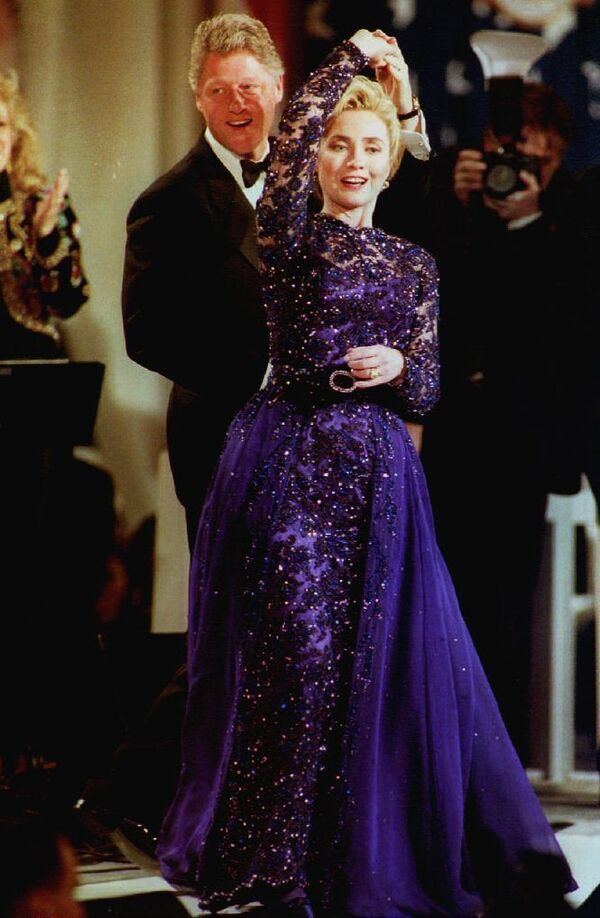U.S. President Bill Clinton (L) twirls First Lady Hillary Clinton during an onstage dance 20 January 1993 as they stopped by the Arkansas inaugural ball in Washington,D.C. U.S. President Bill Clinton (L) twirls First Lady Hillary Clinton during an onstage dance 20 January 1993 as they stopped by the Arkansas inaugural ball in Washington,D.C. - Sputnik International