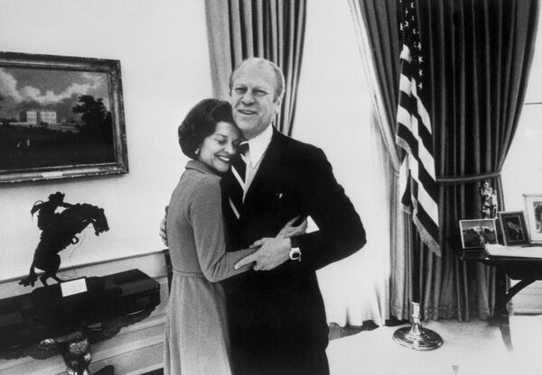 File picture showing late US Presidents Gerald Ford hugging his wife Betty at the White House, in Washington, 30 December 1974 - Sputnik International