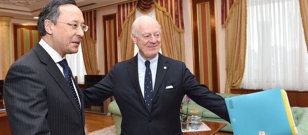 The United Nations' peace envoy for Syria, Staffan de Mistura, meets with Kazakh Foreign Minister Kairat Abdrakhmanov in Astana on January 22, 2017 on the eve of the start of the Astana peace talks on Syria - Sputnik International