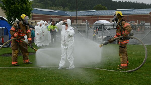 Firefighters decontaminate victims of a simulated bioterrorism attack at the Armed Forces Reserve Center during the Portland Area Capabilities Exercise (PACE) Setter at Camp Withycombe in Clackamas, Ore. - Sputnik International