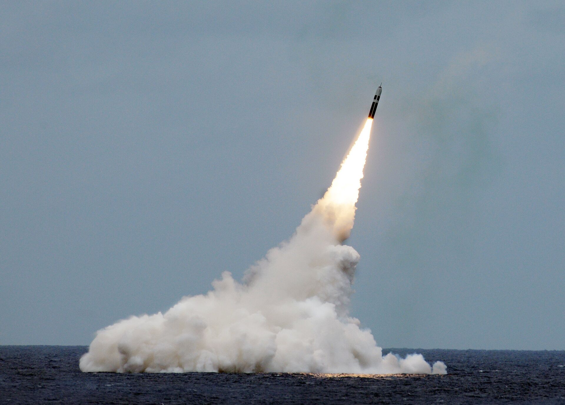 ATLANTIC OCEAN (August 31, 2016) An unarmed Trident II D5 missile launches from the Ohio-class fleet ballistic-missile submarine USS Maryland (SSBN 738) off the coast of Florida. The test launch was part of the U.S. Navy Strategic Systems Programs demonstration and shakedown operation certification process - Sputnik International, 1920, 29.11.2022