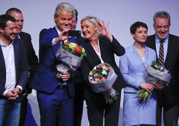 France's National Front leader Marine Le Pen and Netherlands' Party for Freedom (PVV) leader Geert Wilders take a Selfie during a European far-right leaders meeting to discuss about the European Union, in Koblenz, Germany, January 21, 2017 France's National Front leader Marine Le Pen and Netherlands' Party for Freedom (PVV) leader Geert Wilders take a Selfie during a European far-right leaders meeting to discuss about the European Union, in Koblenz, Germany, January 21, 2017 - Sputnik International