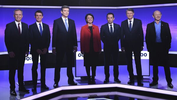 Candidates for the French left's presidential primaries ahead of the 2017 presidential election, (from L) Francois de Rugy, Manuel Valls, Arnaud Montebourg, Sylvia Pinel, Benoit Hamon, Vincent Peillon, Jean-Luc Bennahmias pose before taking part in a final televised debate in Paris, France, Thursday, Jan. 19, 2017 - Sputnik International