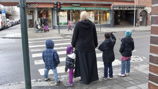 A norwegian muslim family is pictured at a crossroad in Oslo - Sputnik International