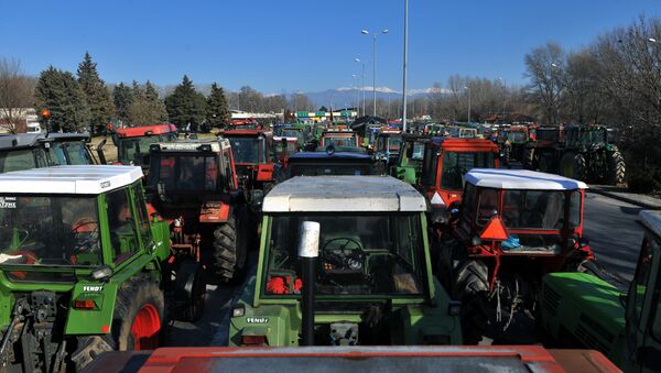 Greek farmers staged on Monday demonstrations across the country by blocking roads with their tractors, protesting against tax increases, Greek Reporter news portal reported - Sputnik International