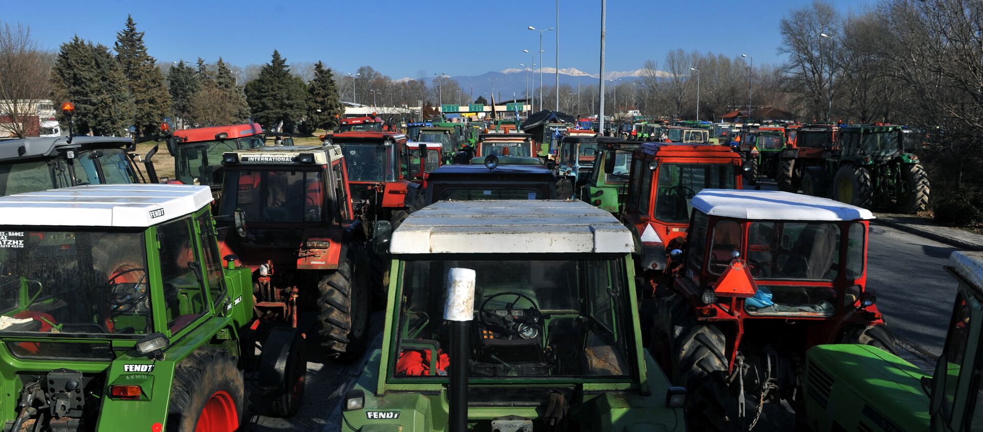 Greek farmers staged on Monday demonstrations across the country by blocking roads with their tractors, protesting against tax increases, Greek Reporter news portal reported - Sputnik International, 1920, 23.01.2017