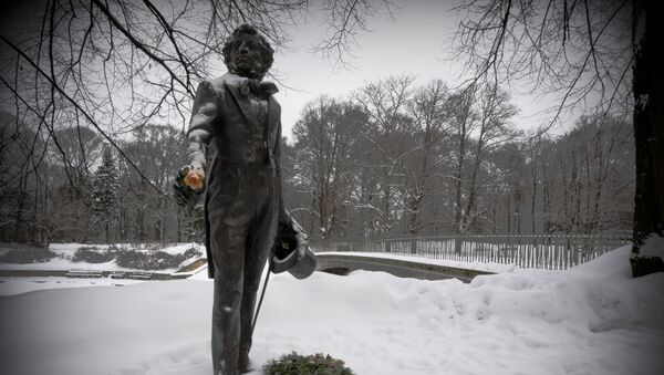 The monument to the famous Russian poet Alexander Pushkin in Kronvalda park in Riga - Sputnik International
