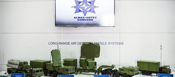 S-400 Triumph air defense system mock-up displayed by the Almaz-Antei mount at the 2015 Dubai Airshow - Sputnik International