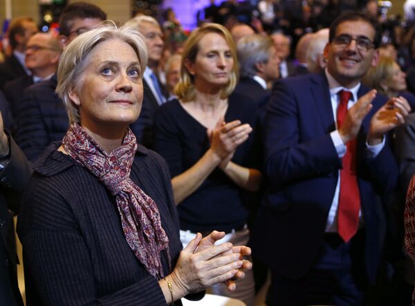 Penelope Fillon, wife of Francois Fillon, a candidate in Sunday's primary runoff to select a conservative candidate for the French presidential election, applauds during a campaign rally in Paris, France. (File) - Sputnik International