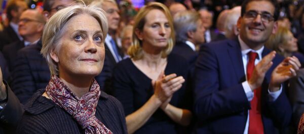 Penelope Fillon, wife of Francois Fillon, a candidate in Sunday's primary runoff to select a conservative candidate for the French presidential election, applauds during a campaign rally in Paris, France. (File) - Sputnik International
