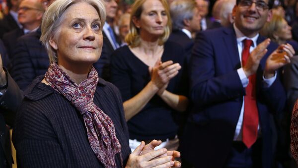 Penelope Fillon, wife of Francois Fillon, a candidate in Sunday's primary runoff to select a conservative candidate for the French presidential election, applauds during a campaign rally in Paris, France. (File) - Sputnik International