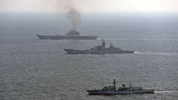 HMS St Albans (front) monitors Russian warships Pyotr Velikiy and the Admiral Kuznetsov (rear) as they pass close to UK territorial waters - Sputnik International