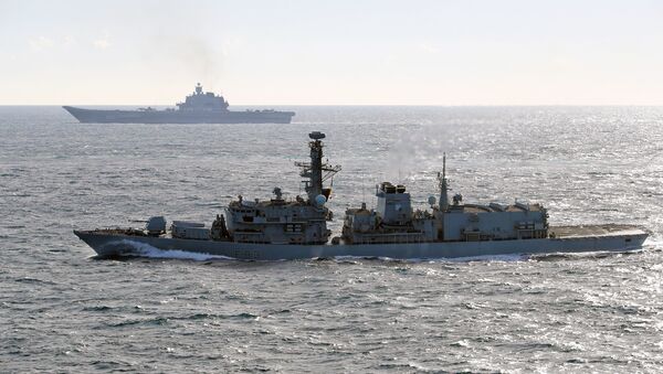 HMS St Albans (front) monitors Russian warships Pyotr Velikiy and the Admiral Kuznetsov (rear) as they pass close to UK territorial waters - Sputnik International