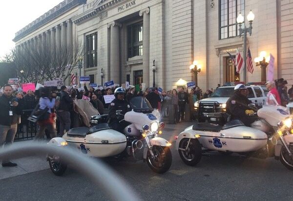 President Donald Trump’s latest batch of executive actions drew protesters and activists to the streets surrounding the White House. President Donald Trump’s latest batch of executive actions drew protesters and activists to the streets surrounding the White House. - Sputnik International