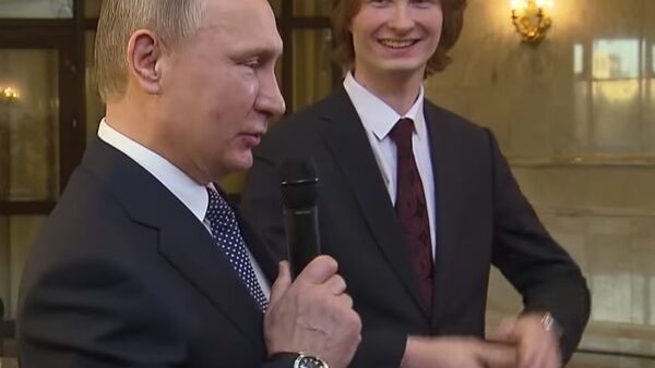 Students’ Day in Russia: Putin Sings Song With MSU Undergrads - Sputnik International