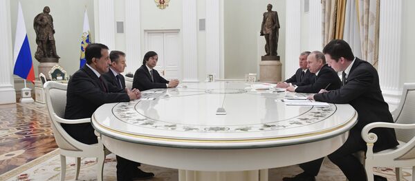 Russian President Vladimir Putin (2nd R), accompanied by Igor Sechin (3rd R), the CEO of oil giant Rosneft, meets with participants of Rosneft privatisation deal: Bank Intesa CEO Carlo Messina (3rd L), Glencore CEO Ivan Glasenberg (2ndL) and Sheikh Abdulla bin Mohammed bin Saud Al-Thani, chief executive of the Qatar Investment Authority (QIA), at the Kremlin in Moscow - Sputnik International