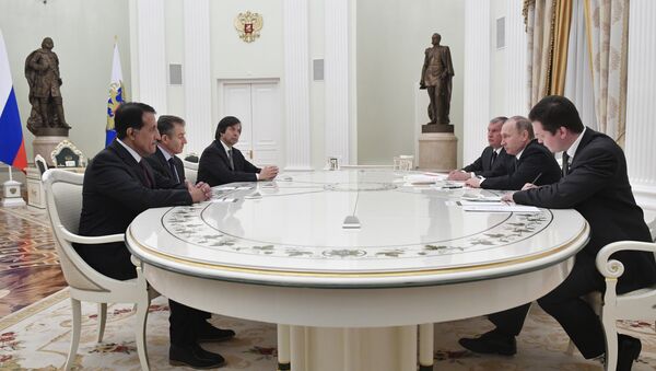 Russian President Vladimir Putin (2nd R), accompanied by Igor Sechin (3rd R), the CEO of oil giant Rosneft, meets with participants of Rosneft privatisation deal: Bank Intesa CEO Carlo Messina (3rd L), Glencore CEO Ivan Glasenberg (2ndL) and Sheikh Abdulla bin Mohammed bin Saud Al-Thani, chief executive of the Qatar Investment Authority (QIA), at the Kremlin in Moscow - Sputnik International