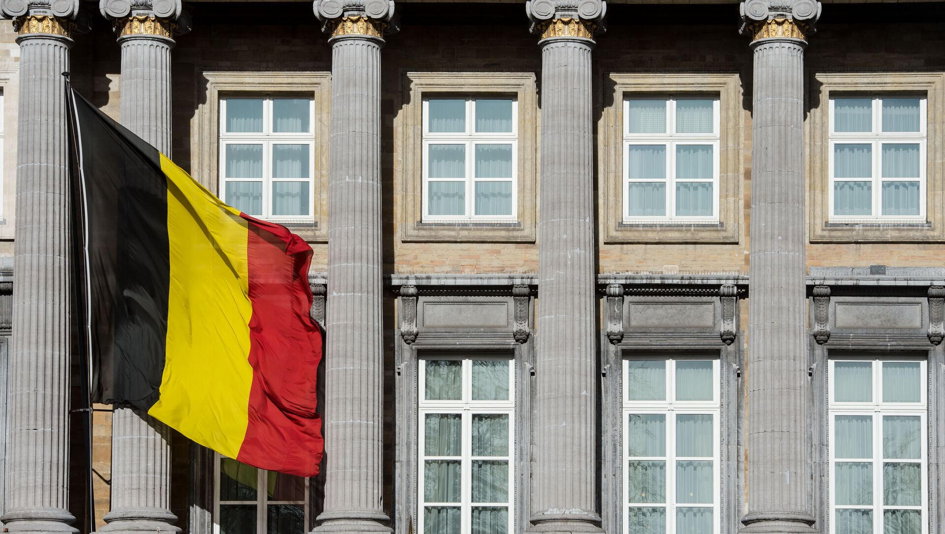 The Belgian flag flies outside the Belgian federal parliament in Brussels. (File) - Sputnik International, 1920, 04.05.2021