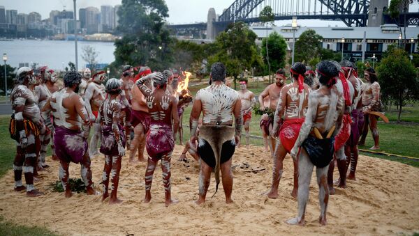 Traditionally dressed Aboriginal performers participate in a smoking ceremony on the foreshore of Sydney Harbour as part of Australia Day celebrations in Sydney, Australia, January 26, 2017 - Sputnik International